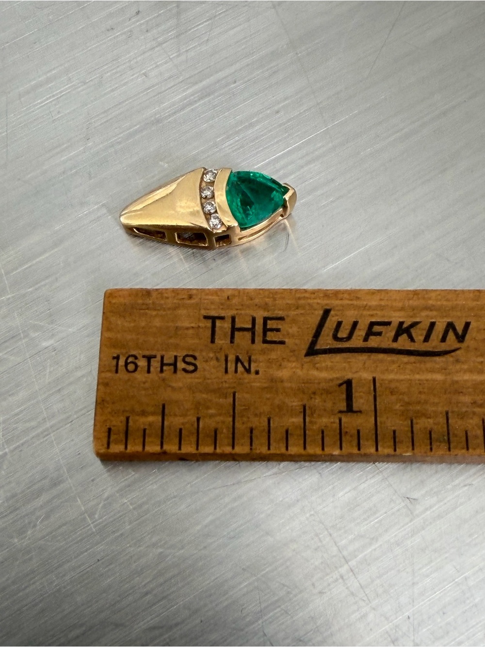 Vintage Trillion-cut, vibrant Emerald set in a V-prong at the tip. - Picture 8 of 9